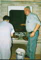 Papa de Ramiro cocinando